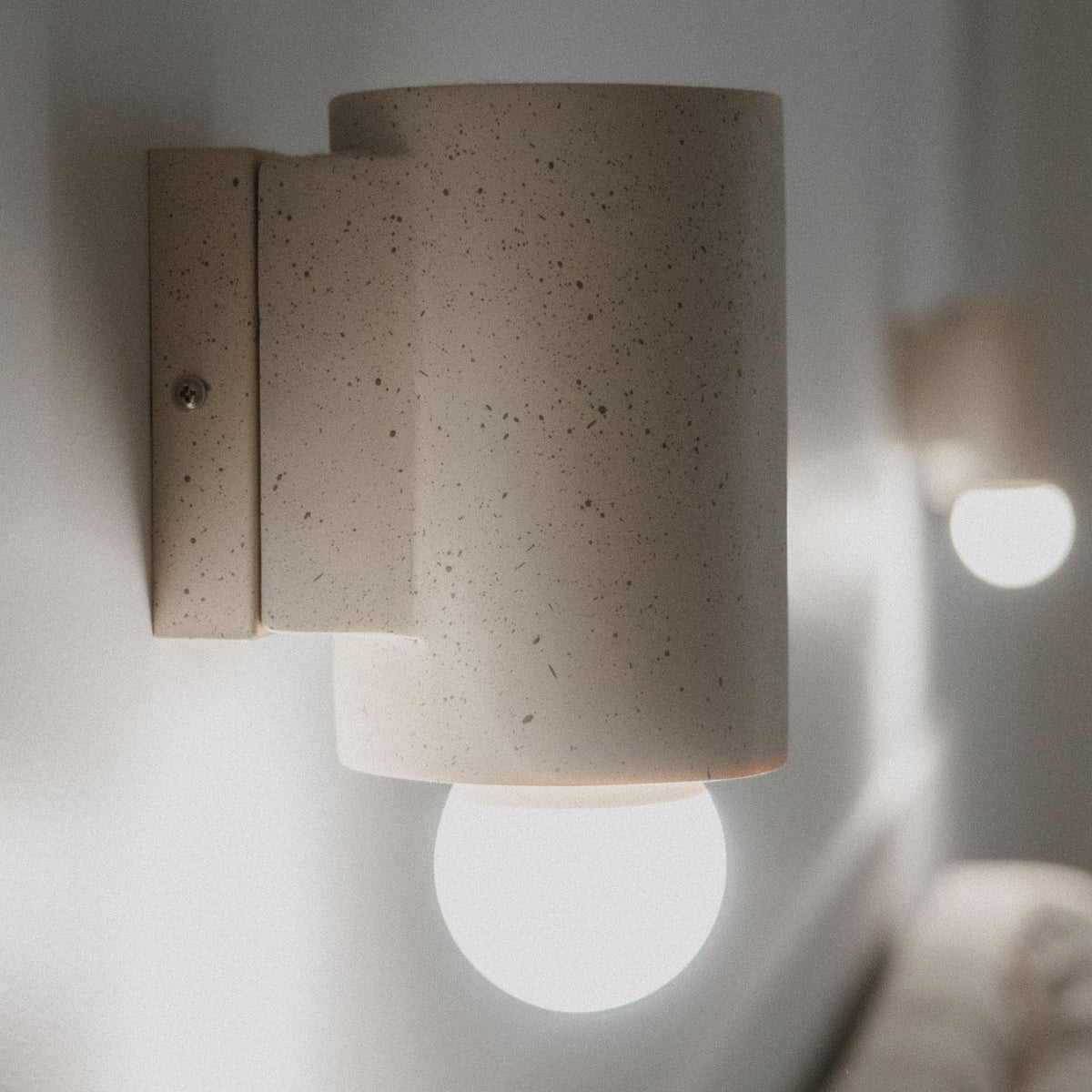 LUM8 Circadian Globe in table lamp — transition mode for late afternoon